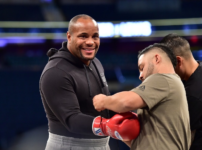 Cormier esbanja confian�a, e Derrick Lewis baixa o n�vel em treino aberto vazio do UFC 230