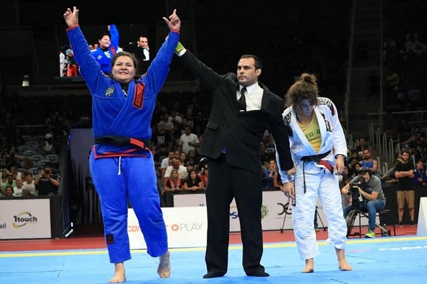 Tayane Porf�rio celebra vit�ria no Gracie Pro em primeira luta vista pelos pais