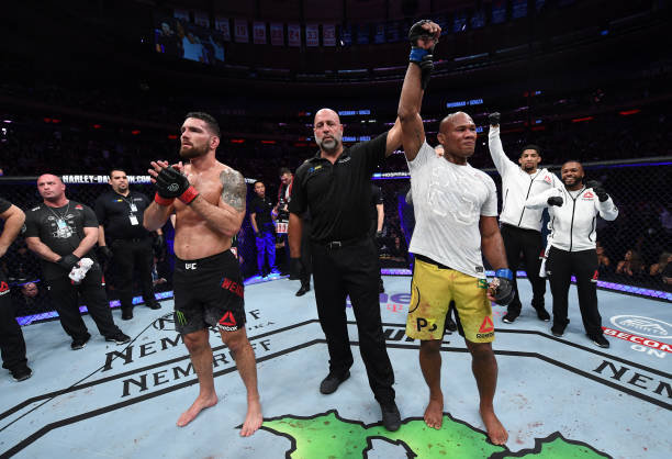 Ronaldo Jacar� acerta �bomba� de direita e supera Weidman no UFC 230