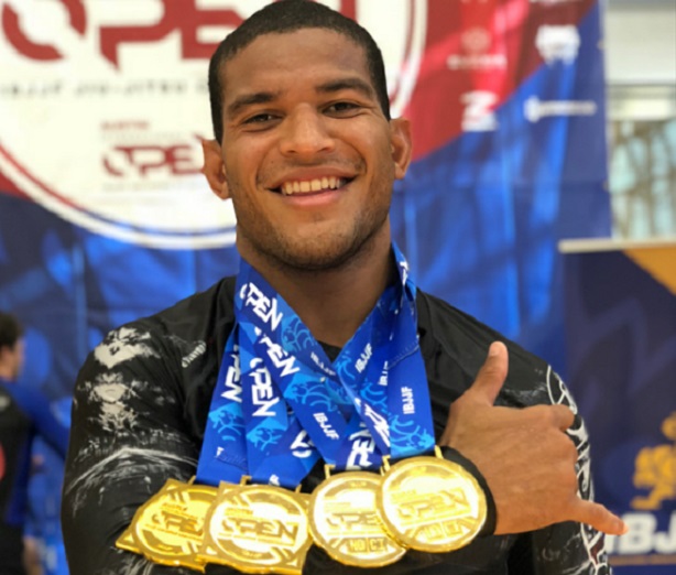 Mahamed comenta �melhor momento da carreira� e celebra t�tulos: �Trabalho duro�