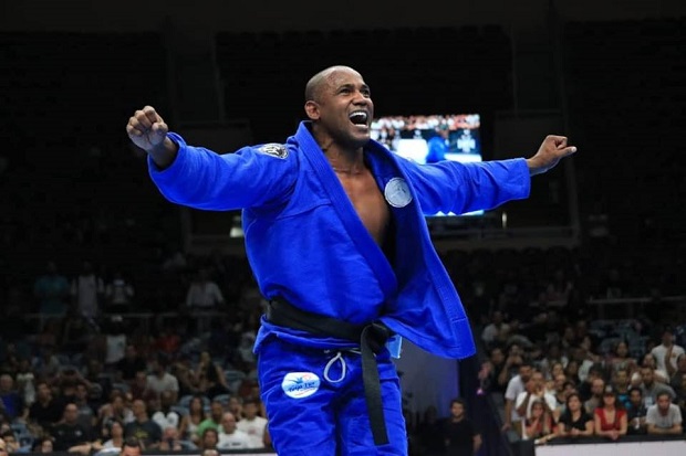 Em tarde hist�rica, Gilbert Durinho vence Serginho e Terer� faz a torcida �explodir�